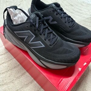 New Balance Black and Gray Athletic Shoes Sleek Design